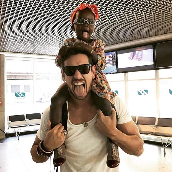 João Vicente causa com Titi em aeroporto no Rio