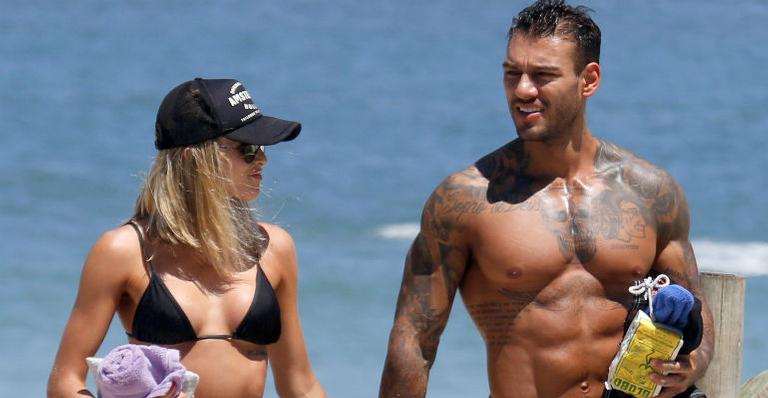Lucas Lucco curte dia de praia ao lado de uma loira