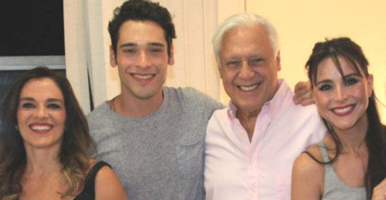 Antônio Fagundes estrela peça com ex-mulher e a atual namorada