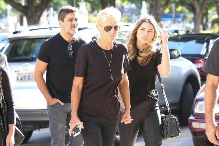 Xuxa e Sasha chegam ao velório do pai da apresentadora, Luiz Meneghel