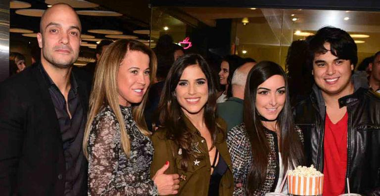 Camilla Camargo recebe a família em pré-estreia de filme
