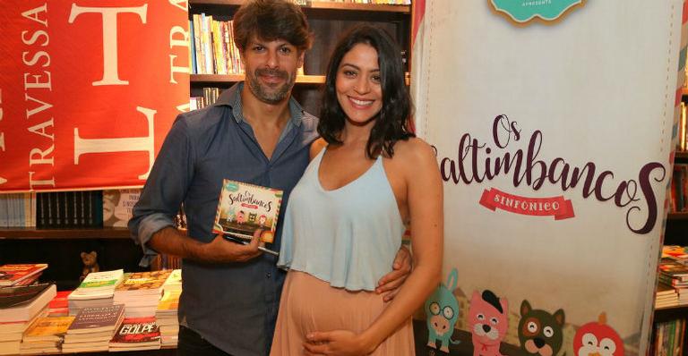 Carol Castro prestigia noite de autógrafos do namorado, Felipe Prazeres
