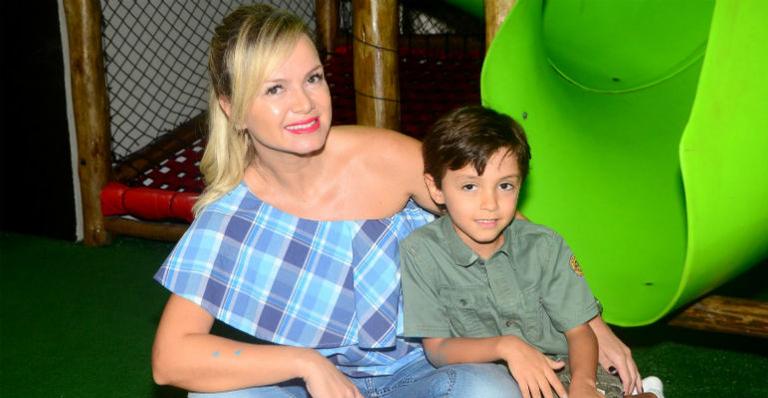 Eliana faz rara aparição ao lado do filho, Arthur