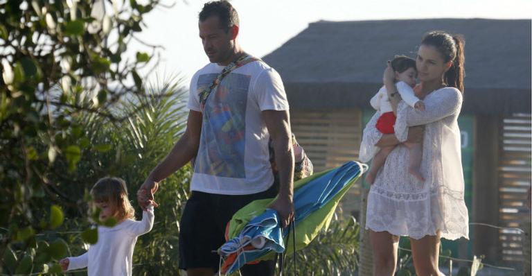 Malvino Salvador curte dia de praia em família