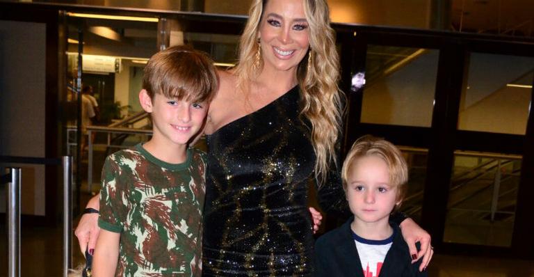 Danielle Winits leva os filhos ao cinema