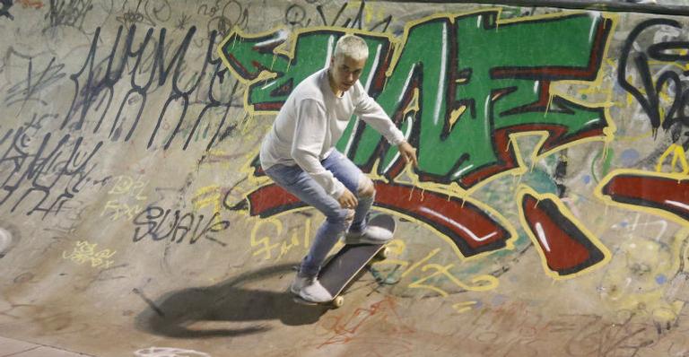 Nada de festa! Justin Bieber anda de skate após show no Rio de Janeiro