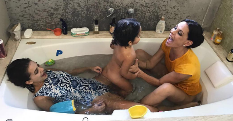 Carolina Ferraz se diverte na banheira com as filhas, Valentina e Isabel
