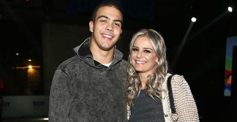 Ronald curte balada com a mãe, Milene Domingues, e semelhança com o pai impressiona