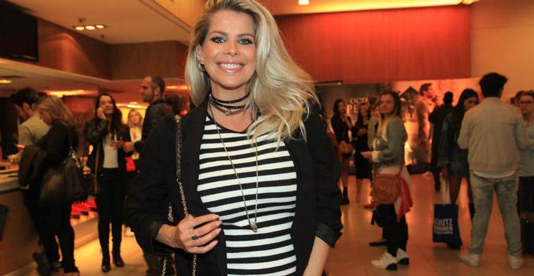 Grávida, Karina Bacchi exibe o barrigão em dia de cinema