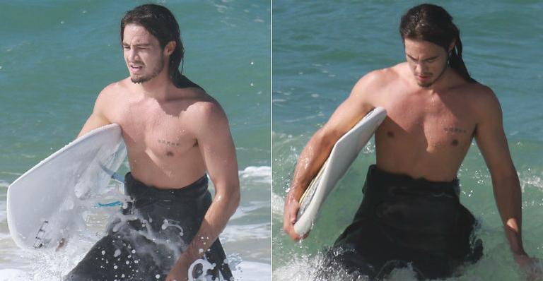 Tiago Iorc mostra boa forma em dia de praia no Rio de Janeiro
