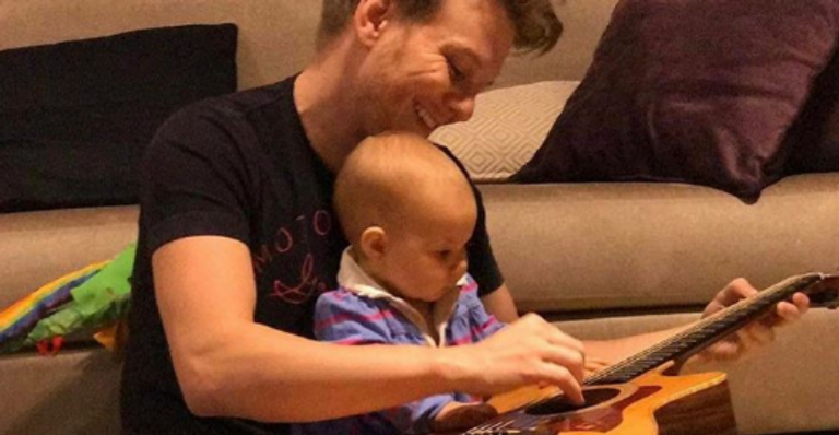 Michel Teló aparece tocando violão com Melinda: “Ensaiando com o papai”
