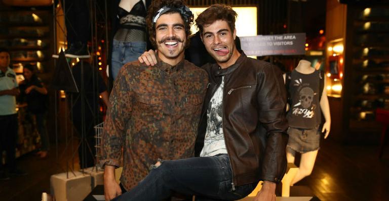 Caio Castro e Rafael Vitti se divertem durante evento de moda em São Paulo