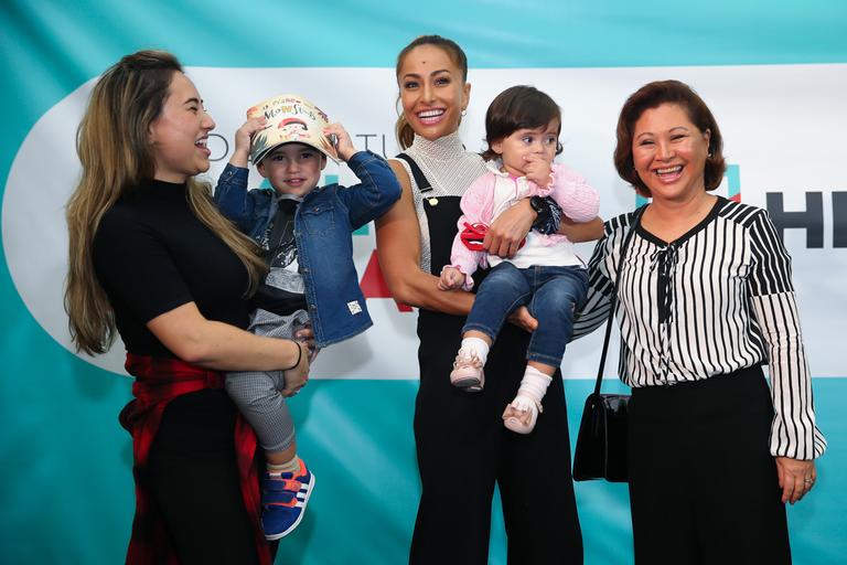 Titia coruja! Sabrina Sato vai com os sobrinhos a evento educativo