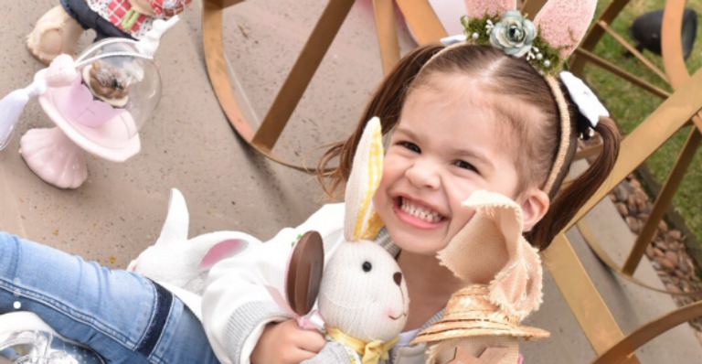 Valentina, filha de Mirella Santos e Wellington Muniz, encanta durante ensaio de Páscoa
