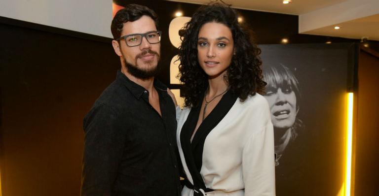 José Loreto e Débora Nascimento prestigiam premiação de teatro no Rio de Janeiro
