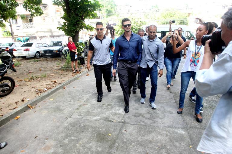 Ex-BBB Marcos vai à delegacia depor sobre acusação de agressão contra Emilly