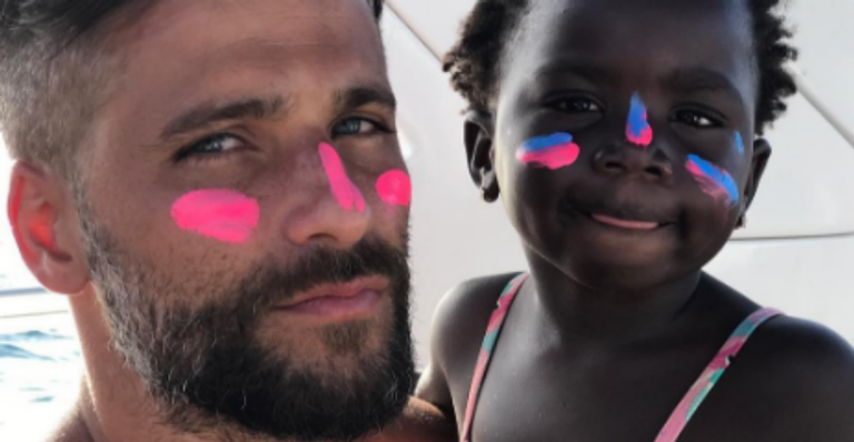 Bruno Gagliasso comemora aniversário com foto fofa ao lado da filha, Titi