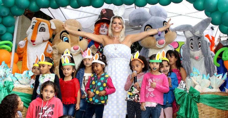 Grávida, Karina Bacchi promove ação beneficente de Páscoa