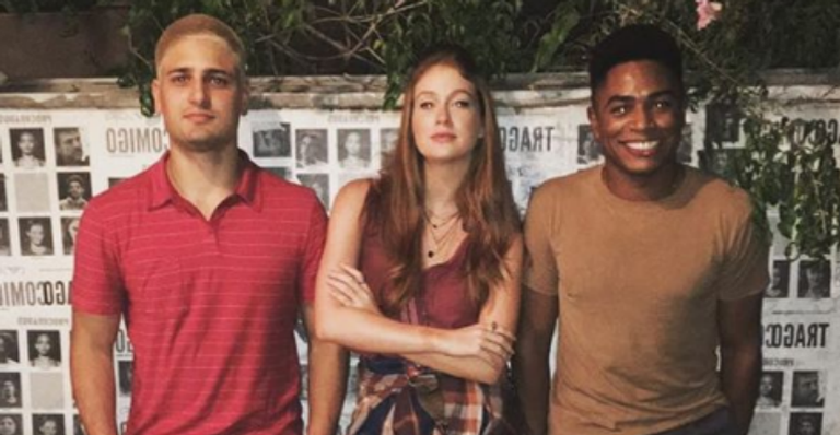 Marina Ruy Barbosa posa ao lado de Daniel Rocha e Sidney Santiago em set de filmagens