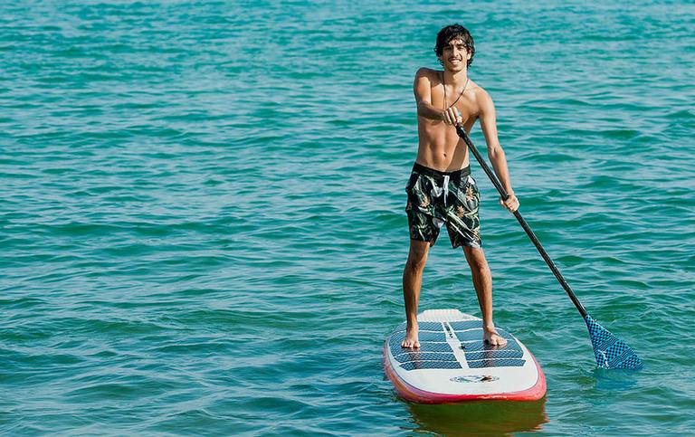 Matheus Costa mostra suas habilidades no Stand­-up-paddle