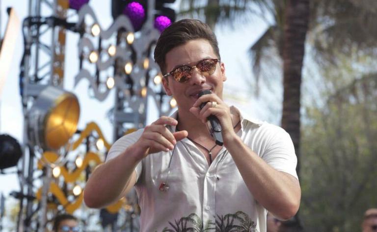 Com os cabelos curtos, Wesley Safadão agita Miami em gravação de DVD