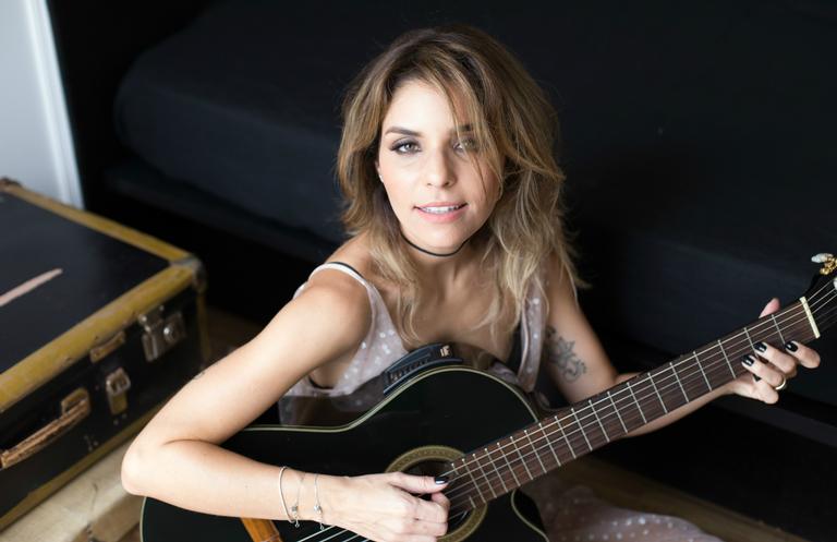 Aline Muniz se jogou em Nova York para gravar seu último clipe