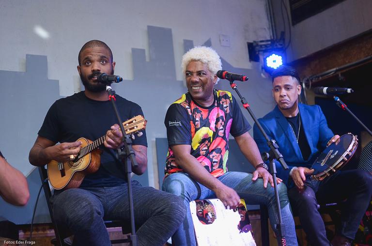Arlindinho Cruz ora pela recuperação do pai durante show