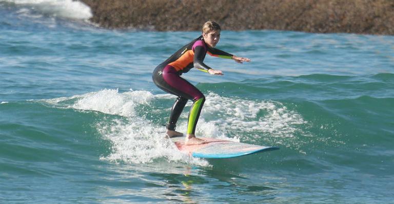 Isabella Santoni demonstra habilidade em aula de surfe no Rio de Janeiro