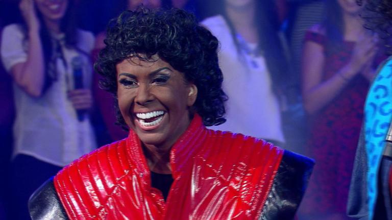 Adivinha quem é? Cantora se fantasia de Michael Jackson em programa de TV