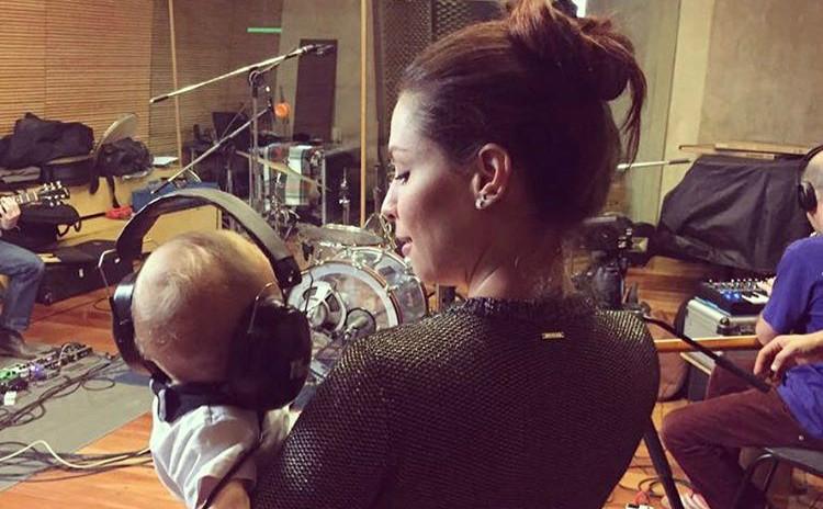 Em clique raro, Pitty aparece com a filha, Madalena