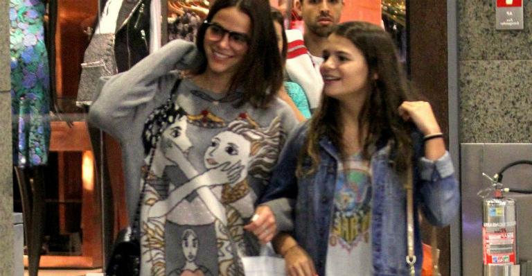 Com look despojado, Bruna Marquezine curte passeio na companhia da irmã, Luana