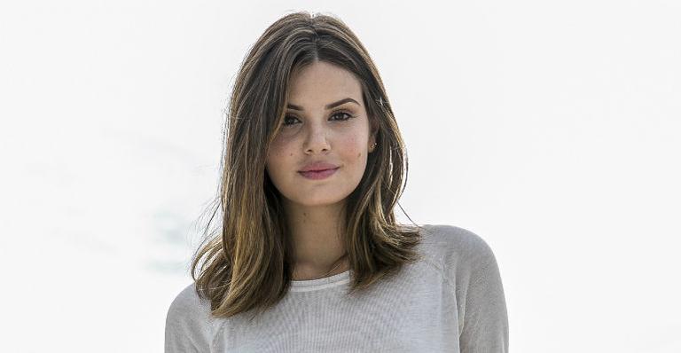 Camila Queiroz usa camisa de seda de R$ 1.600 na TV