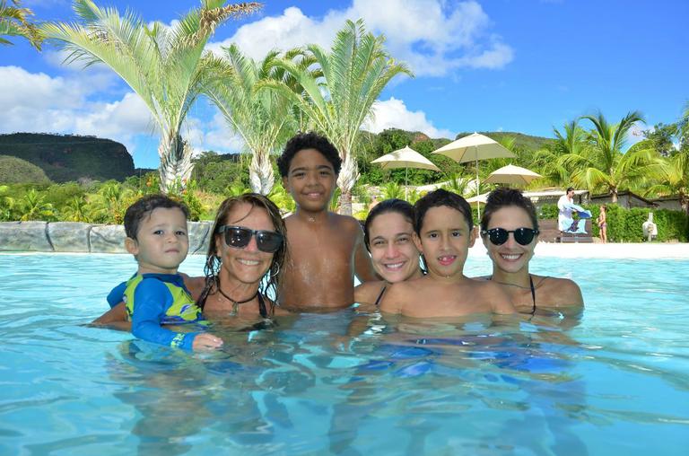 Fernanda Gentil curte resort com a família