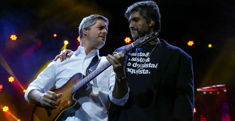 Victor, da dupla com Leo, se emociona durante show em São Paulo