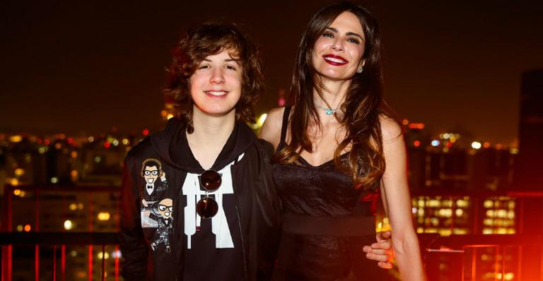 Ele cresceu! Lucas Jagger se diverte em festa ao lado da mãe, Luciana Gimenez