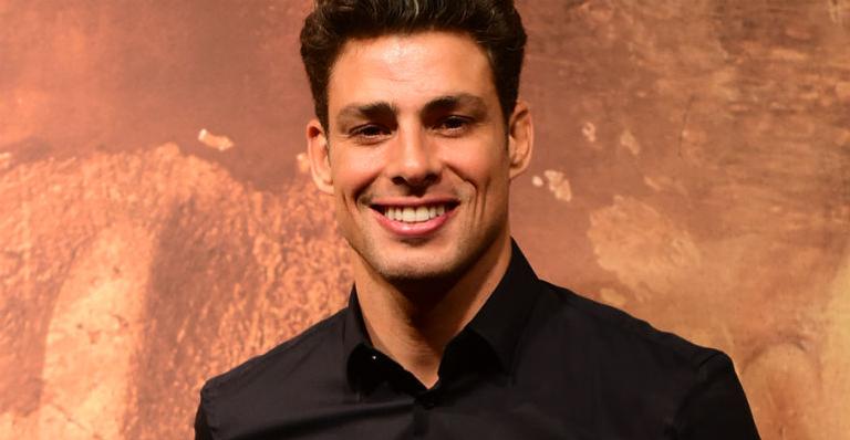 Cauã Reymond exibe novo visual nas redes sociais: “Personagem novo”