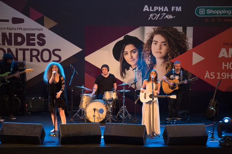 Fãs lotam shopping para assistir ao show do duo Anavitória