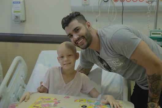 Em Barretos, Gusttavo Lima visita Hospital do Câncer
