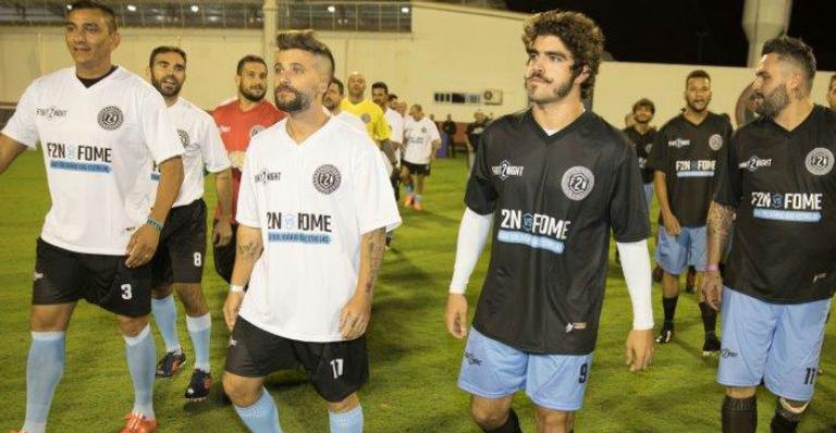 Bruno Gagliasso e Caio Castro participam de jogo de futebol beneficente
