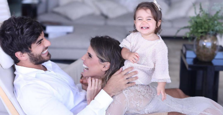 Veja 20 fotos incrivelmente fofas de Maria Flor, filha de Deborah Secco e Hugo Moura