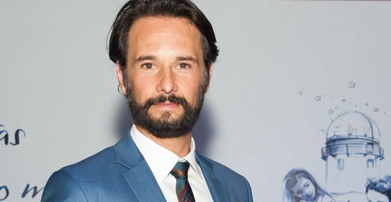 Prestes a se tornar pai, Rodrigo Santoro prestigia evento do bem em São Paulo