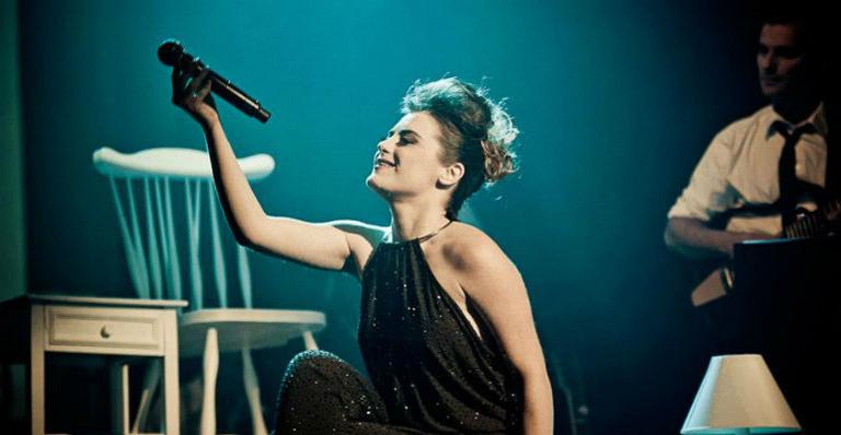 Alessandra Maestrini comemora 20 anos de carreira no palco e fala sobre suas diversas facetas