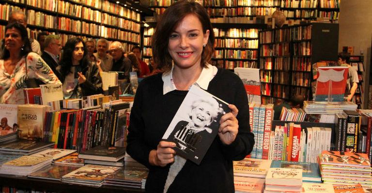 Regiane Alves prestigia lançamento da biografia de Hebe Camargo