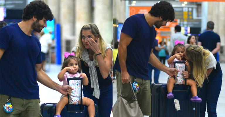 Deborah Secco vai às lágrimas ao reencontrar a filha, Maria Flor