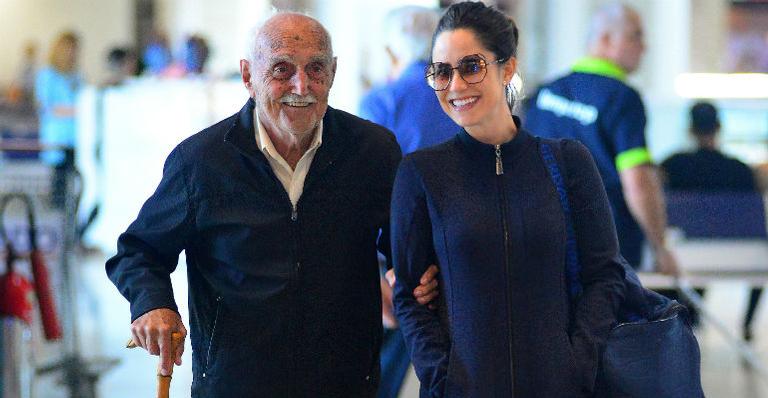 Avô de Fernanda Vasconcelos rouba a cena no aeroporto