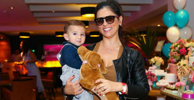 Suzana Alves, ex-Tiazinha, faz rara aparição ao lado do herdeiro