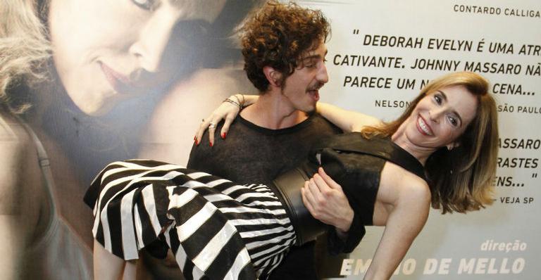 Deborah Evelyn estreia peça ‘Estranhos.com’ ao lado de Johnny Massaro