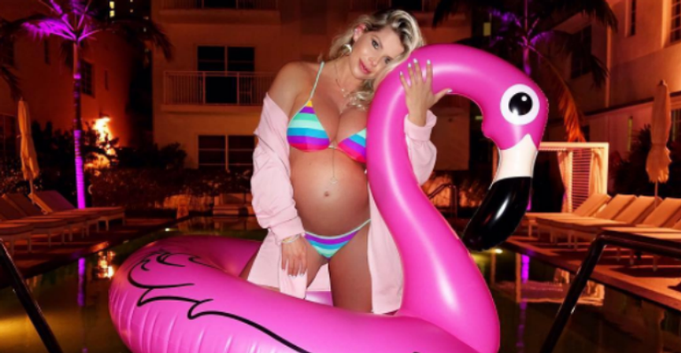 Karina Bacchi faz ensaio fotográfico de gestante em Miami