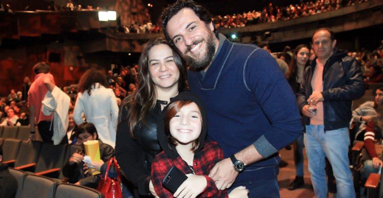 Ao lado da esposa, Rodrigo Lombardi leva o herdeiro, Rafael, para ver a peça ‘Les Misérables’