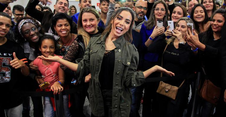 Anitta atrai dezenas de fãs a evento no Brás